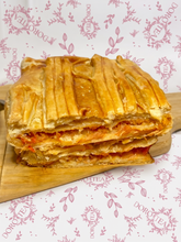 Cargar imagen en el visor de la galería, Empanada de atún
