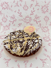 Cargar imagen en el visor de la galería, Pastel de brownie doble chocolate y nuez
